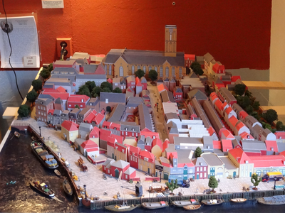 878198 Overzicht van de maquette van het noordoostelijk deel van ‘Wijk C anno 1925’, gemaakt door stagiaires van het ...